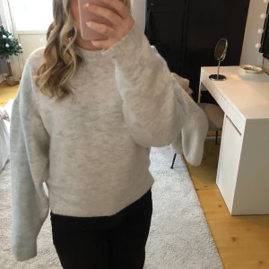 Stickad tröja  - En fin stickad tröja som tyvärr inte kommer till användning. Hör av dig vid frågor 💗