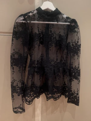 Spetstopp - Svart peplum spetstopp st XS Aldrig använd pga för liten för mig som har S