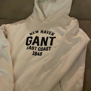 Gant hoodie  - Super fin gant hoodie med en marinblå text på framsidan, tyvärr för liten för mig men den är i gått skick fast även använd! 😊