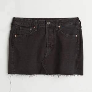 Säljer denna svarta lågmidjade jeans minikjolen ifrån H&M i strl S då den inte kommit till användning därmed nyskick 🖤