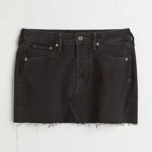 Säljer denna svarta lågmidjade jeans minikjolen ifrån H&M i strl S då den inte kommit till användning därmed nyskick 🖤