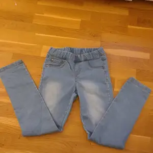 Jeans från KappAhl i storlek 128. I superbra skick. Köparen står för frakten 💕