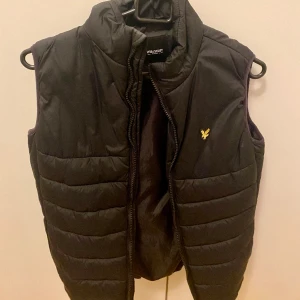 Lyle & Scott väst  - Väst från Kidsbrandstore både för killar och tjejer! Passar perfekt under våren och hösten.