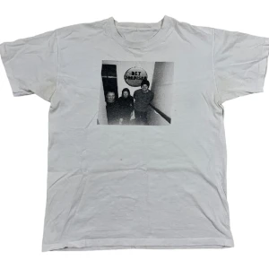 T-Shirt med tryck  - Vit T-Shirt med tryck, ställ gärna frågor!