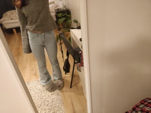 midwaist jeans - Jättesnygga midwaist ljusblå jeans från barnavdelningen på h&m men de passar mig bra i längden som är 160. Står dock low waist på lappen i jeansen. De är lite lite smutsiga längst ner vid mudden för att jag gått på byxorna, kan skicka bättre bilder💗