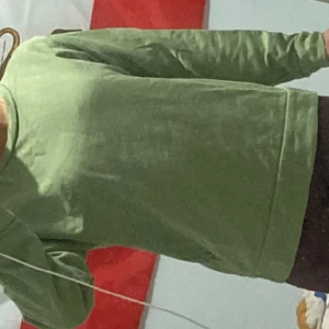 ”Grön sweatshirt” - Supermysig för hösten/vintern💞 den är i storlek L men jag är s/m och den passar utmärkt om man gillar lite ”oversized” kläder. Säljer pga ingen användning