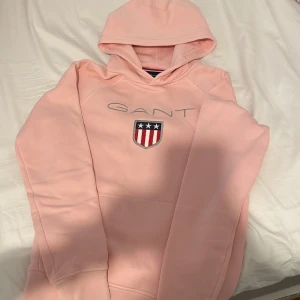 Ljusrosa gant hoodie - Superfin hoodie från gant som är i perfekt skick och har inga defekter. Säljs då den inte används längre💓