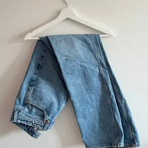 Jeans från Weekday, modell Rowe, storlek 30/34. Måttligt använda men fortfarande i mycket bra skick. Jag säljer för att jag knappt använder dem längre! 