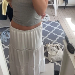 H&M långkjol - Långkjol från HM. Använd ett fåtal gånger och är i väldigt fint skick! skriv för fler bilder🩷