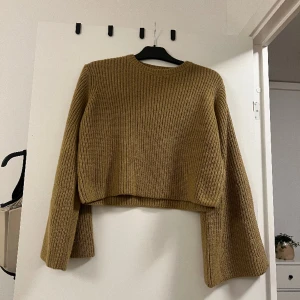 Tröja från Zara  - Helt ny och oanvänd tröja ifrån Zara som jag säljer då den aldrig kommit till användning. 