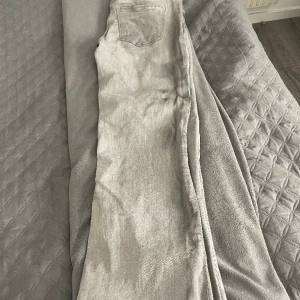 Grå jeans  - Dom är i storlek 158, har blivit lite missfärgade i tvätten annars bra skick, två knappar, low waist, mycket fina, ifrån Gina tricot, dom tvättas såklart innan du får dom.