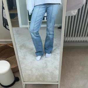 Så fina, eftertraktade H&M jeans som är avklippta, och har ett litet hål på benet som syns på bilderna, men det är absolut inget man tänker på och om man vill så går det att enkelt laga. Midjemått: 35cm Innerbenslängd: 74💕 Skriv för mer info 
