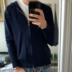 Kashmir Hoodie  - Tja! Säljer nu denna marin blåa Kashmir zip hoodie jag köpt från sayless då den börjar bli för liten. Den är i väldigt bra skick :) tveka inte en sekund på att skriva om fler bilder eller annat ☺️
