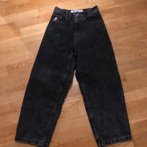 Polar Big boys - Mörkgråa big boy jeans i nyskick! Storlek xxs men passar xs med :)