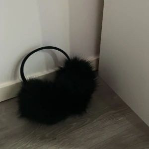 Öronmuffar  - Jätte snygg öronmuffar Perfect till vinter köptes från flying tiger och har en liten lapp men inget som syns när man har dom på💜