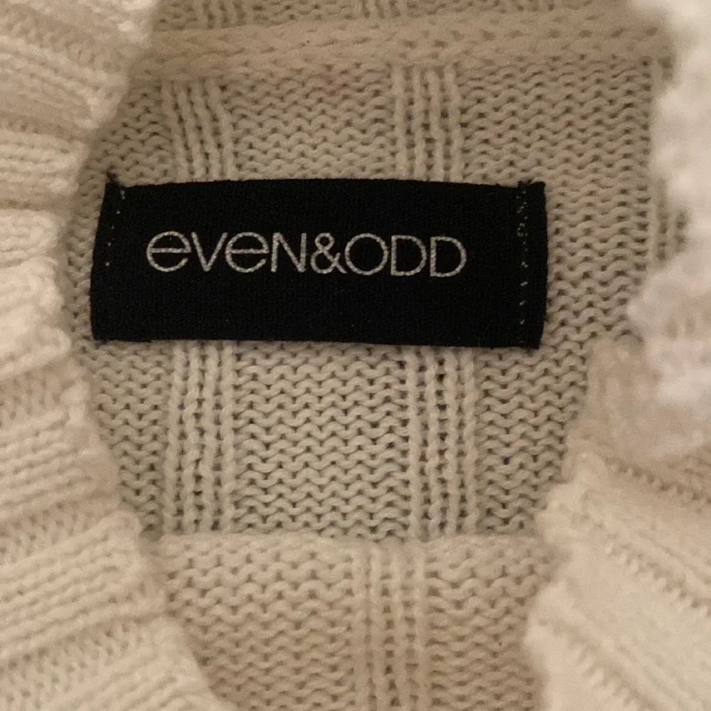 Säljer denna tröjan från Even&odd som inte kommer till användning. Tröjan är inte i nyskick men har inga skador. Tröjan har även vida armar⭐️. Tröjor & Koftor.