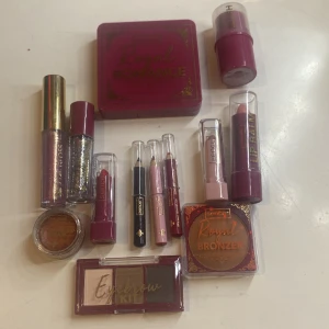 Smink blandat - Priset är för alla saker.Lipglosset är full size,Lip balm, smink palleten,blushen. Resten är mini allt är från märket sence fick sakerna i en julkalender o säljer då jag behöver pengar 💗 priset kan diskuteras 