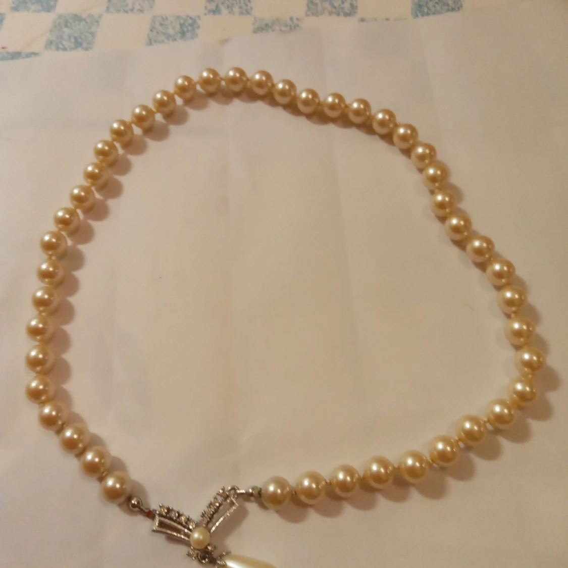 Pärlhalsband med vita pärlor .