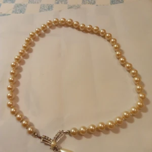 Pärlhalsband med vita pärlor . - Fint gammalt pärlhalsband med vita pärlor och silverfärgat lås .fint skick och hämtas i Skene alt skickas .