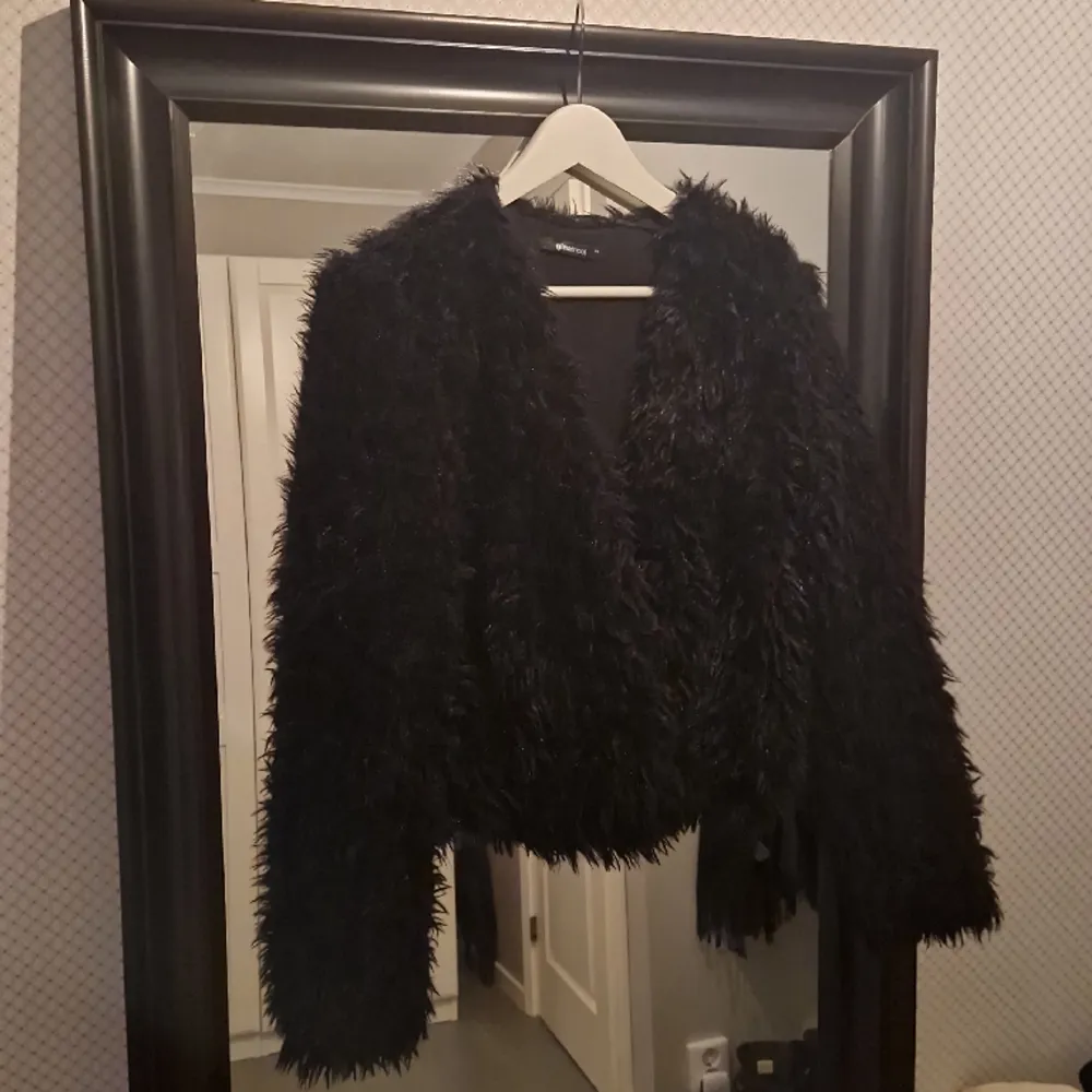 Svart fluffig överdel att ha över en annan topp. Från Gina tricot, 100%polyester . Endast använd 2-3 gånger, är i nyskick. Storlek XS på layouten men upplevs mer som en S.. Jackor.