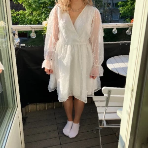 Studentklänning - Hej! Jag säljer nu min fina studentklänning. Den användes 1 gång i juni. Innan köp så kommer den kemtvättas då den är så gott som ny 🥰  Inköpt för 1259kr och säljer för 800kr (inklusive kemtvätt) Storleken är medium och jag är ca 164cm lång för refer