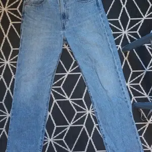 Ett par jättefina levi's jeans som inte kommer till användning. Är nyligen köpta men passar ej därför säljer jag dem! 😄 Nypris 1300kr