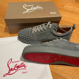 Christian Louboutin Junior spikes - Christian Louboutin Junior Spikes, i storlek 45. Helt nya och endast prövade. Säljer åt min kille, kvitto finns tyvärr inte!