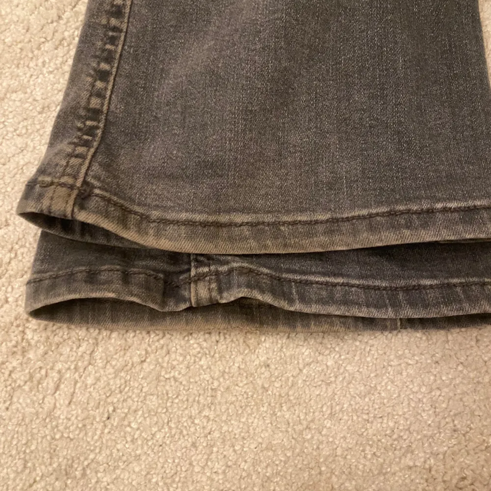 Säljer mina gråa jeans från ONLY, eftersom jag inte får användning för dem längre. Längst ner på kanten av jeansen är dem lite smått slitna, men annars i ett väldigt fint skick. Priset går alltid att diskutera!💗. Jeans & Byxor.
