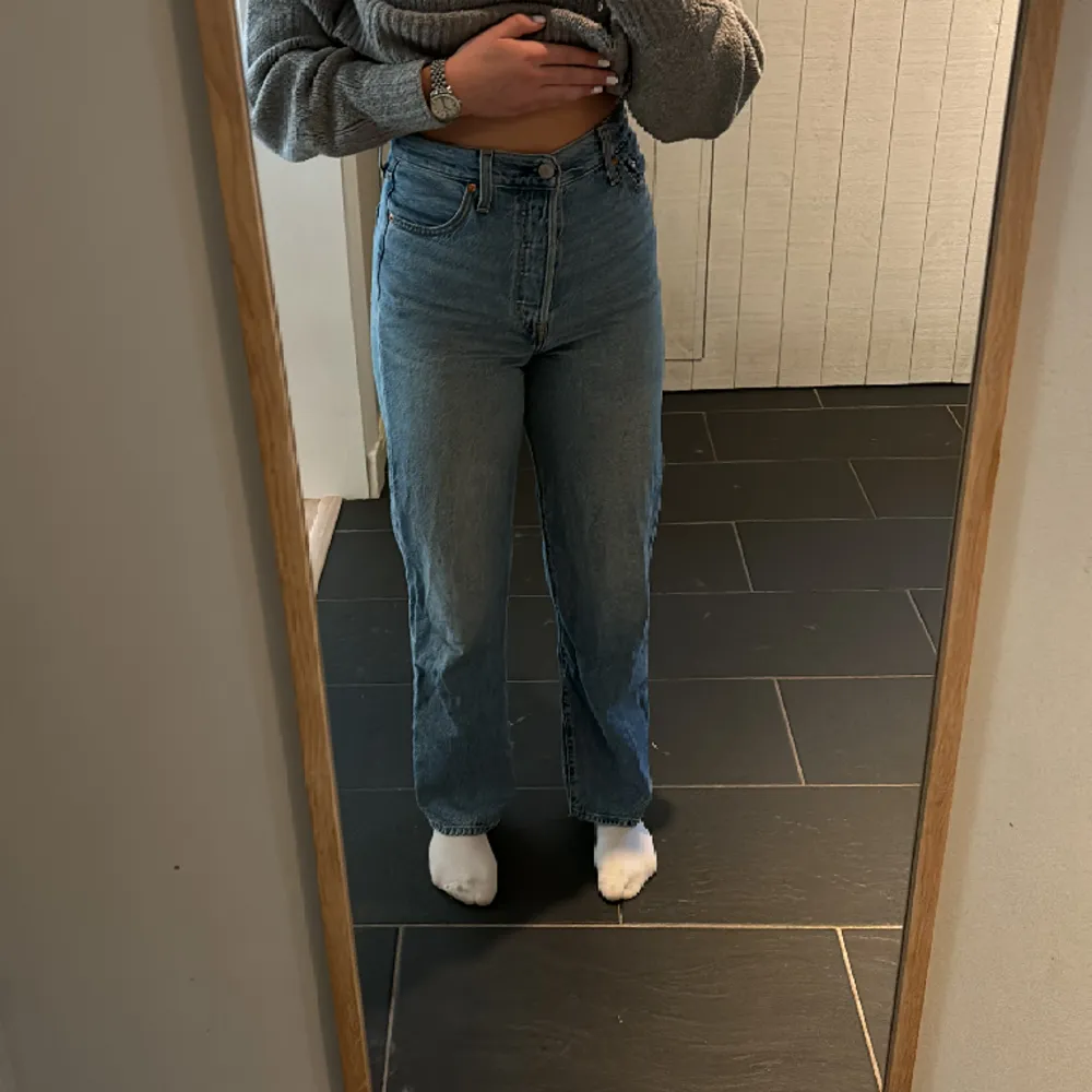 Levi’s jeans, väl använda men fortfarande fina. Nypris 1319kr. Jeans & Byxor.