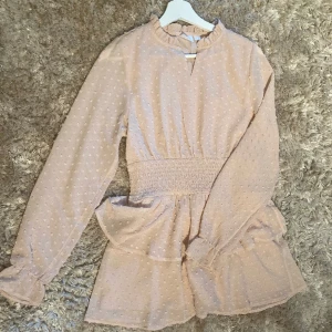 Sommar klänning - Säljer min oanvända klänning från Gina Tricot då den inte riktigt är min stil💗tveka inte att höra av dig vid frågor eller intresse!💗