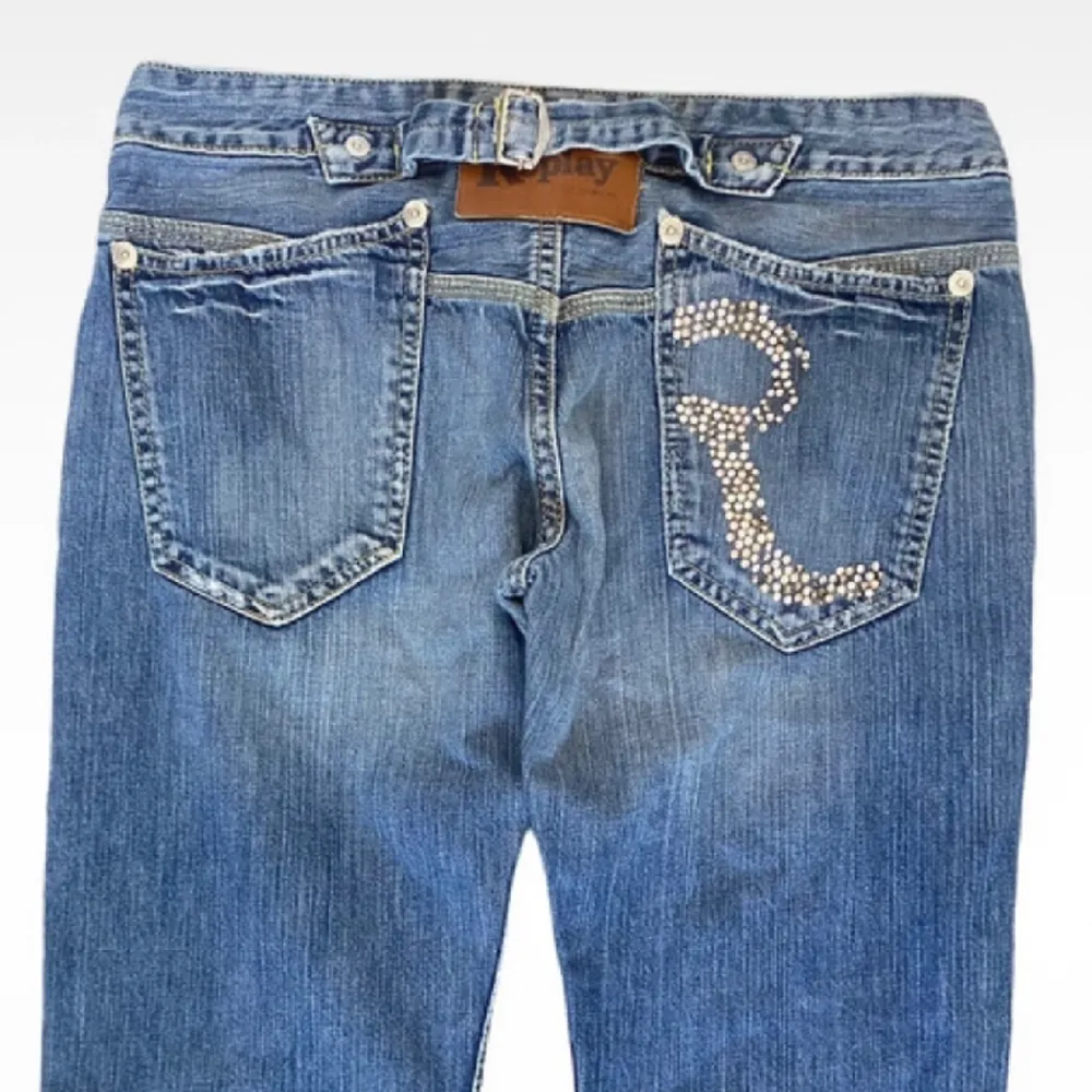 Lågmidjade raka jeans från replay med coola detaljer, passar S/M Skriv vid frågor eller fler bilder!!💕. Jeans & Byxor.