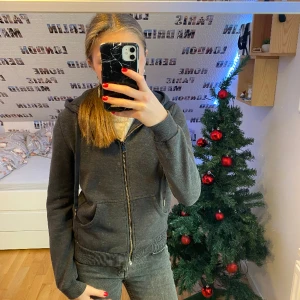 Mörkgrå zip hoddie - Säljer min mörkgråa zip hoddie från HM, har använd den en gång alltså är hoddien i helt nysick, nypris är 300kr
