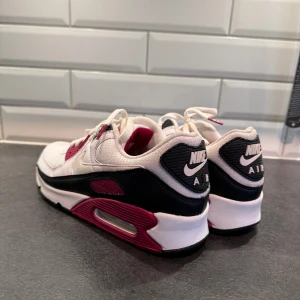 Nike Air Max 90 | Str 43 - Nästan oanvända Air Max 90, Herr. Köpta för 900kr Skorna är överraskande sköna att gå i