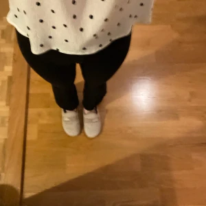 Boot cut jeans - Svarta bootcut jeans från Gina! Säljer då de blivit för små. Storlek xxs. använd fåtal gånger. skriv om ni vill ha fler bilder. Sitter väldigt tajt på mig då de är för små, så passformen är lite lösare.