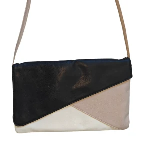 Axelremsväska  - Axelremsväska i bra skick! Enda att anmärka är den svarta färgen (bild 2) dock inget som syns när man bär väskan ☺️