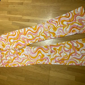 Byxor  - Utsvängda byxor med fint fall ock långt knytband i midjan 90% polyester 10% elastan  Använda en gång 