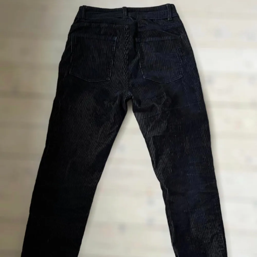 Svarta manchesterbyxor från Bikbok i storlek S. Skulle dock säga att dom är mindre i storleken. Mer en XS.   Använt men gott skick.. Jeans & Byxor.