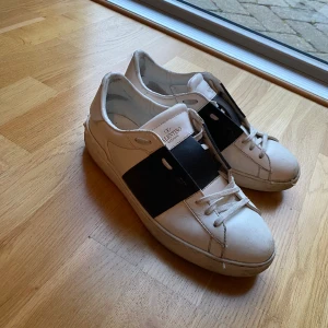 Valentino skor - Valentino skor, 42,5. Dåligt skick men finns liv kvar i dem, stygnen har släppt från sulan där fram bilder på de kan fås. Som jag har förstått de går det att fixa hos skomakare för en billig peng. 1000 elr bud