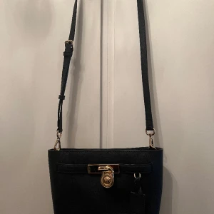 Michael kors crossbody bag - Superfint skick  600:- 