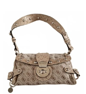 Guess vintage handväska - Beige handväska äkta vintage från märket Guess i veganskt läder och canvas, superskick! Priset är inte förhandlingsbart i dagsläget 