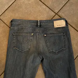 Fina low waist jeans från diesel. Säljer på grund av att dom är för stora. Lite slitna längst ner i benet och två små hål på insidan i midjan eftersom jag satt in ett snöre där förut men man ser inte det från utsidan. Midja: 39 cm. Innerben: 72 cm. 