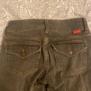 Low waist jeans  - Säljer dessa slutsålda populära jeansen ifrån h&m!! Svåra att få tag på därav priset och Jätte bra skick !! Tryck gärna på köp nu!! Skriv privat om du har frågor osv!❤️