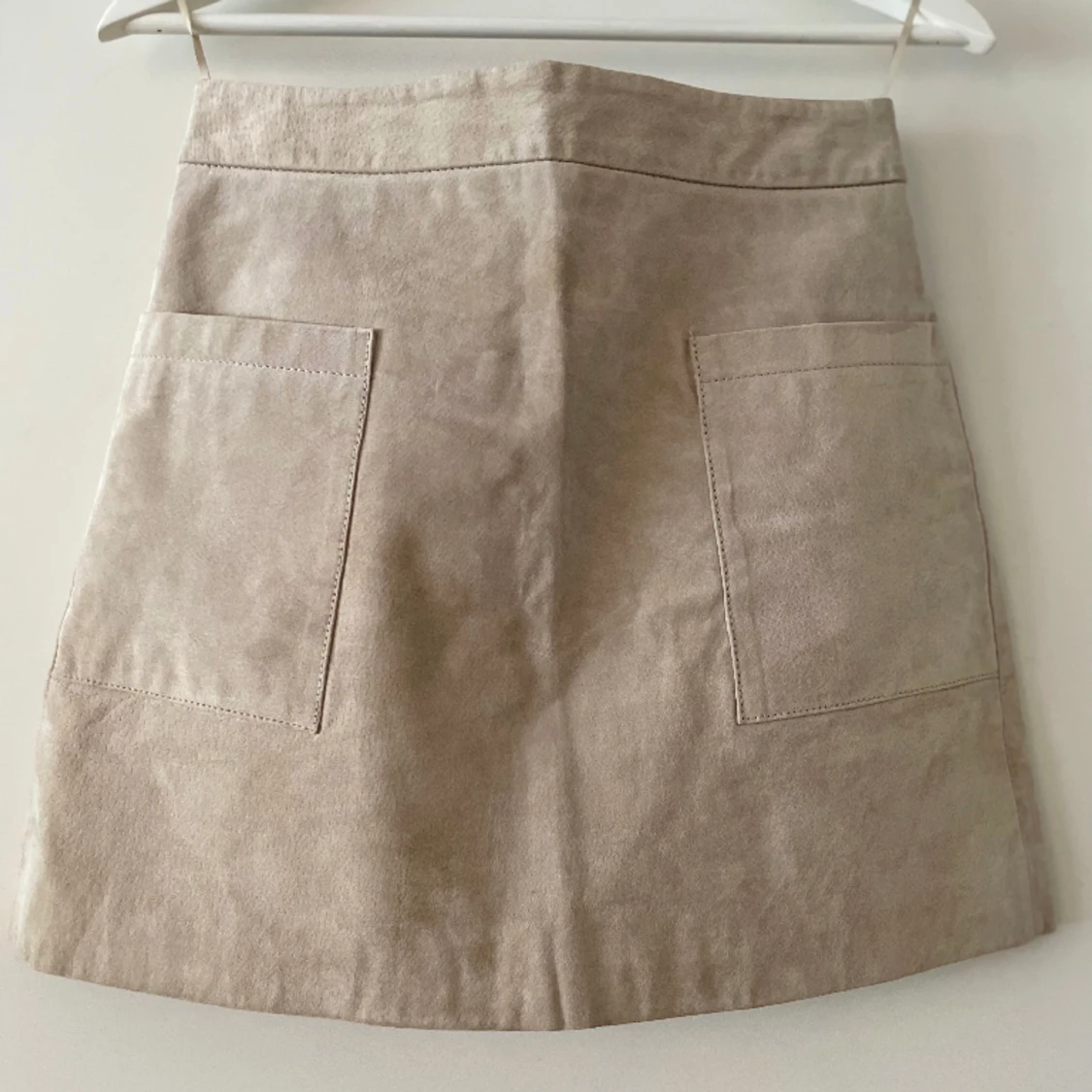Beige mockakjol med fickor