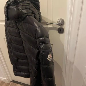 Moncler jacka - Säljer min mycket sparsamt använda Moncler jacka i modellen Bady. Nypris 14 695kr. Äkthetsbevis finns.