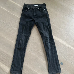 Lågmidjade grå jeans med slits - Säljer nu mina älskade lågmidjade gråa jeans från zara. Dessa jeans sitter riktigt snyggt och passar till allt. De är lågmidjade och med slits. Säljer på grund av att jag växt ur dem.