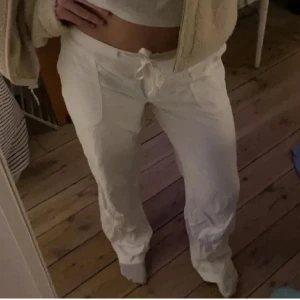 lågmidjade linnebyxor  - säljer mina jätte fina linnebyxor därav att jag har andra. bilderna är lånade men ser exakt likadana ut som mina. har använt linnebyxorna 1 gång. jag är 170 cm och dom passar mig i längden. skriv privat för fler frågor💕