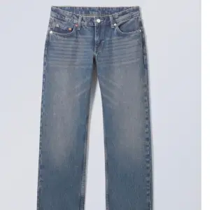 Säljer dessa super trendiga low waisted jeans från weekday eftersom de inte kommer till användning. De är inte så använda och har inga defekter. Priset går att diskutera💗