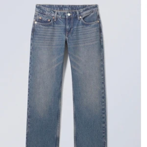 Low waist jeans - Säljer dessa super trendiga low waisted jeans från weekday eftersom de inte kommer till användning. De är inte så använda och har inga defekter. Priset går att diskutera💗