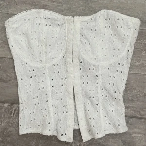 Vit korset topp från hm  - Super snygg korset topp från hm, slutsåld! Säljer pågrund av att den är för liten, inga skador! 💕🥂😇 skriv för fler bilder! 