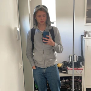 CP Company zip hoodie - Säljer min CP Company zip up hoodie i bra skicka för att jag inte använder den Storlek M men passar säkert S Tveka inte på att ställa frågor!